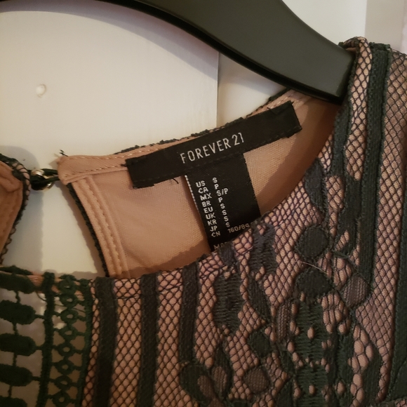 Lace dress - Picture 2 of 4